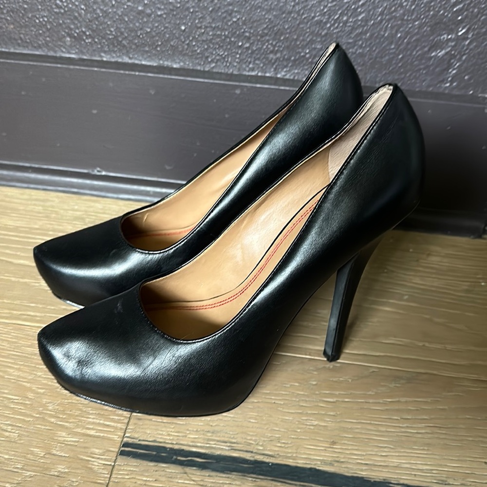 Classic black pumps, 518 brand